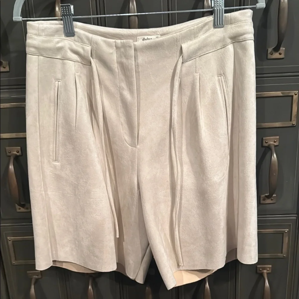 Dylan Cream Bermuda Shorts Tailored Sophistication